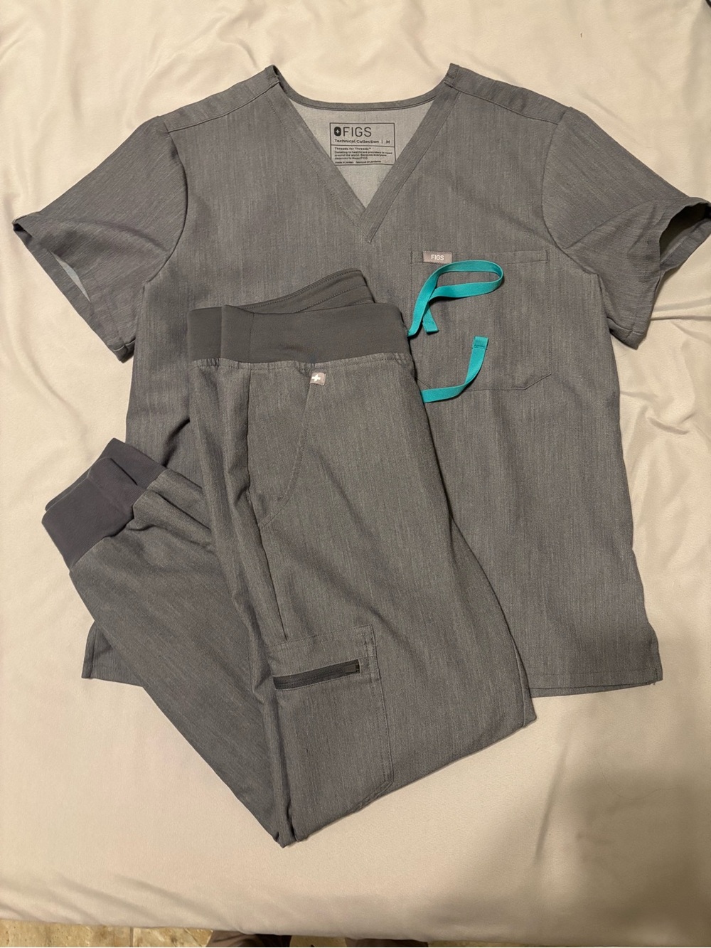 FIGS Women’s Gray Scrub Pants - top m bottoms Xsp